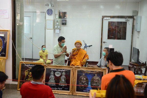 เหรียญมนต์พระกาฬ ปราบไพรี หลวงพ่อคูณ เหรียญสองหน้า "คูณสอง" เนื้อชนวน หมายเลข 1213 กล่องเดิม