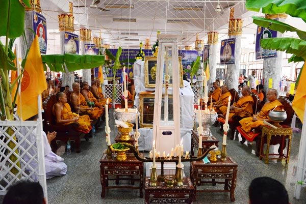 เหรียญมนต์พระกาฬ ปราบไพรี หลวงพ่อคูณ เนื้อทองแดงหลังแบบผิวรุ้ง หมายเลข 3366 กล่องเดิม