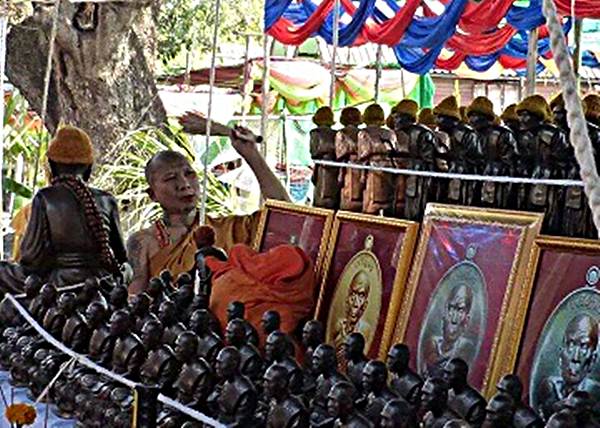 เหรียญเจริญพรบน หลวงปู่หมุน รุ่นปราสาทเศรษฐีทวีทรัพย์เนื้อตะกั่วไม่ตัดปีก