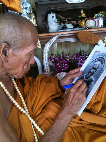 เหรียญหลวงปู่คำบุ วัดกุดชมภู จ.อุบลราชธานี ปี2556 รุ่นสร้างบารมี100ปี เนื้อทองฝาบาตร หมายเลข