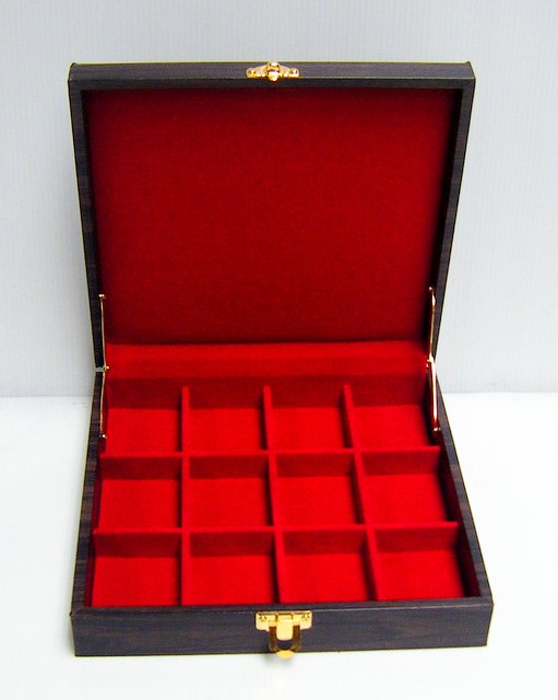 กล่องใส่พระแบบ 12ช่อง หุ้มหนังเทียมลายไม้-แดง สวยหรูใส่พระพร้อมกล่องพลาสติกได้เลยนะคะ