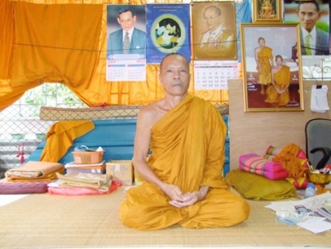 เหรียญสร้างบารมี หลวงพ่อทอง วัดพระพุทธบาทเขายายหอม จ ชัยภูมิ เนื้อเงินลงยาสีเขียว หมายเลข510พร้อมกล่