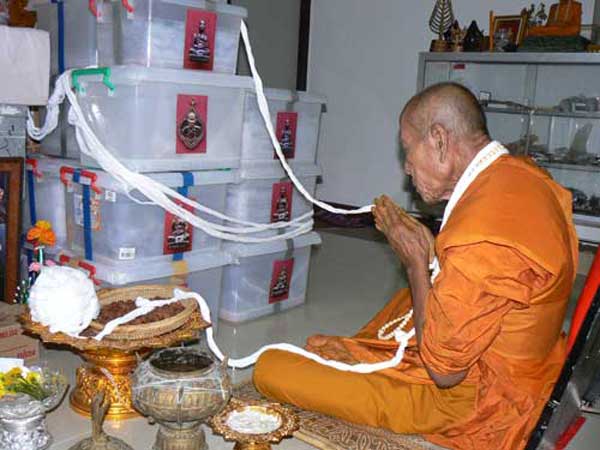 รูปหล่อตะกั่ว คบ หลวงปู่คำบุ คุตฺตจิตฺโต วัดกุดชมภู จ.อุบลราชธานี ฐานภูเขาหล่อโบราณพิมพ์เล็ก