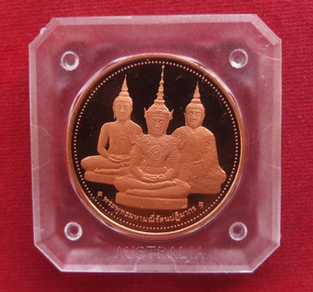 เหรียญพระแก้วมรกตเครื่องทรง 3 ฤดู เนื้อทองแดง เมืองเพิร์ธ พ.ศ. 2538