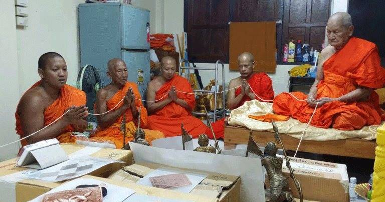 เหรียญข้าวหลามตัด หลวงปู่เอี่ยม วัดสพานสูง หลังพระยันต์โสฬสมงคล ชุดประธาน เนื้อเงิน นวะ ทองแดง สวยๆ