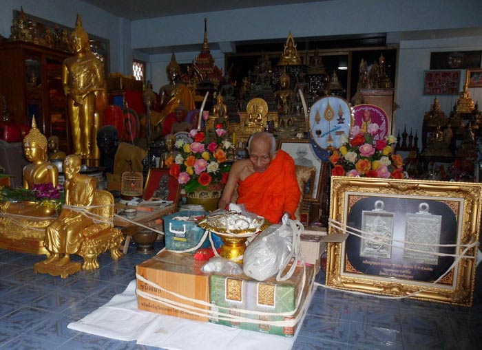 เหรียญหล่อพระพรหม ทองเหลืองรุ่นแรก หลวงพ่อรวย ปาสาทิโก วัดตะโก พระนครศรีอยุธยา หมายเลข ๑๐๔๙