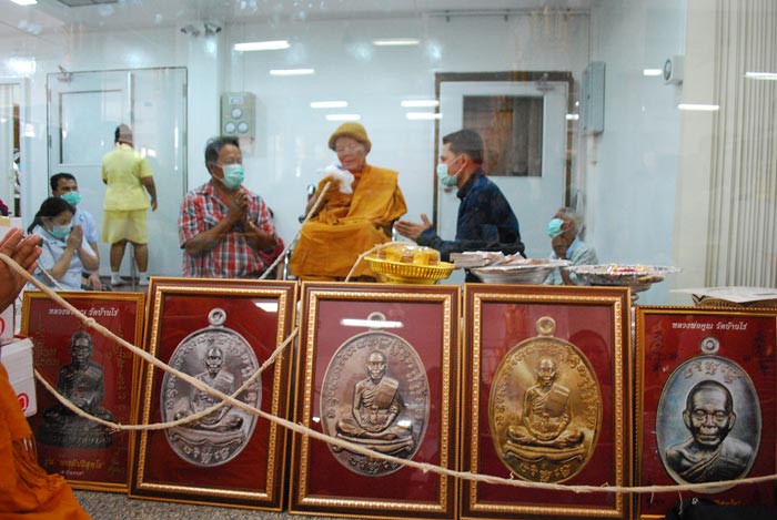 ลูกอม รุ่นแรก หลวงพ่อคูณ ปี55 บารมีปริสุทโธ ฝังตระกุดชนวน เลข517ออกวัดดำเนินสถิตย์(วัดบ้านกอก)+กล่อง