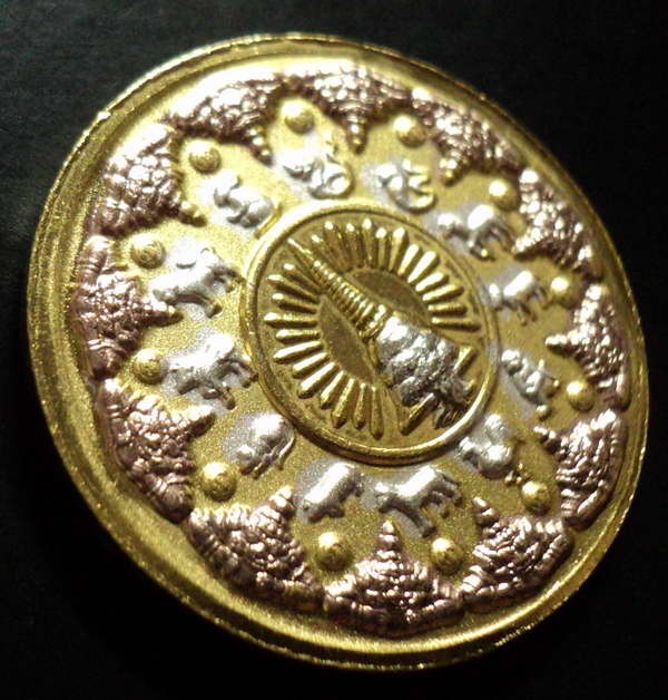 จตุคามรามเทพ รุ่น บารมีร่มไทร ปีพ.ศ. 2550 เหรียญชุบทอง สามกษัตริย์ ขนาด 3.2 ซ.ม. 