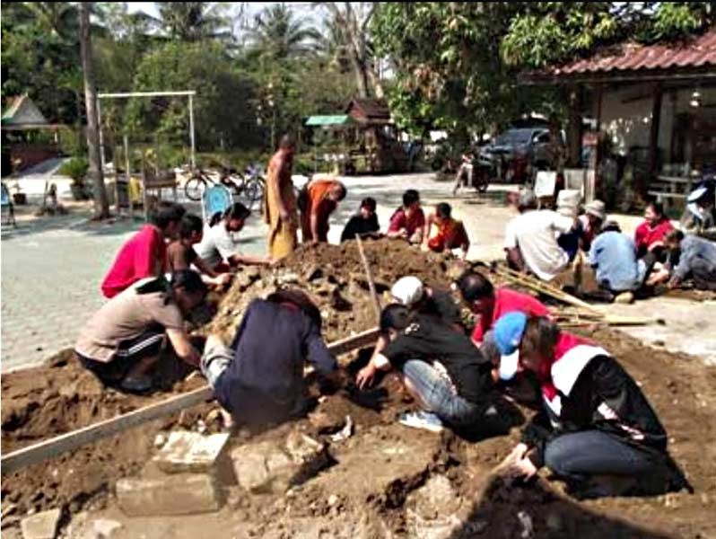 พระรอดกรุวัดอุโมงค์ ลำพูน เนื้อดำแข็งเป็นหิน คราบกรุและเม็ดแร่แน่นๆ  ........เคาะเดียวแดง        