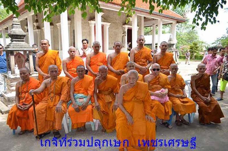 **วัดใจ เหรียญเพชรเศรษฐี หลวงพ่อแถม เนื้อทองทิพย์ลงยาสีแดง เลข 669 เคาะเดียวแดง** 