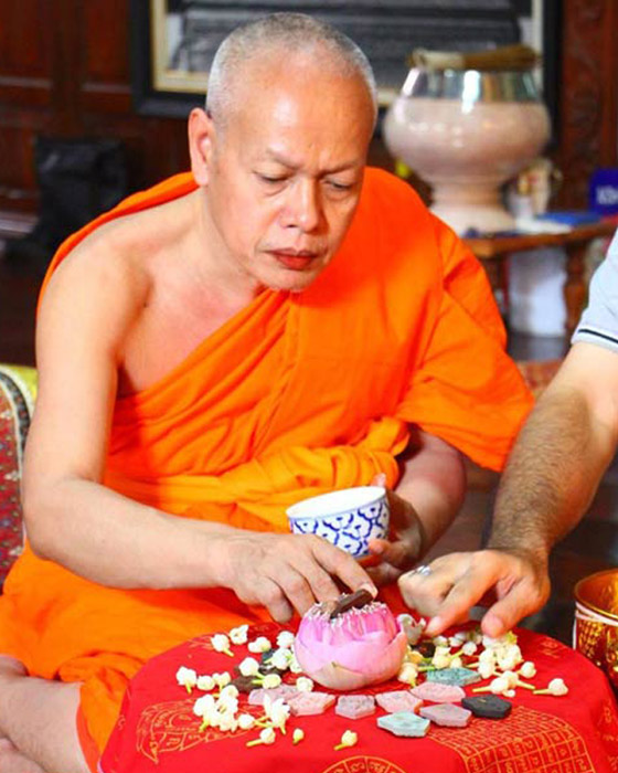 พระขุนแผนมหาภูติพรายทองคำผสมมวลสารผงพรายกัญญาปลุกเสกโดย พระมหาสุรศักดิ์ วัดประดู่พระอารามหลวง