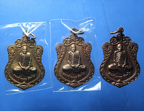 A876เหรียญเสมา หลวงพ่อทองพูล เนื้อทองแดง  จำนวน 3 เหรียญ ราคา 350 บ.