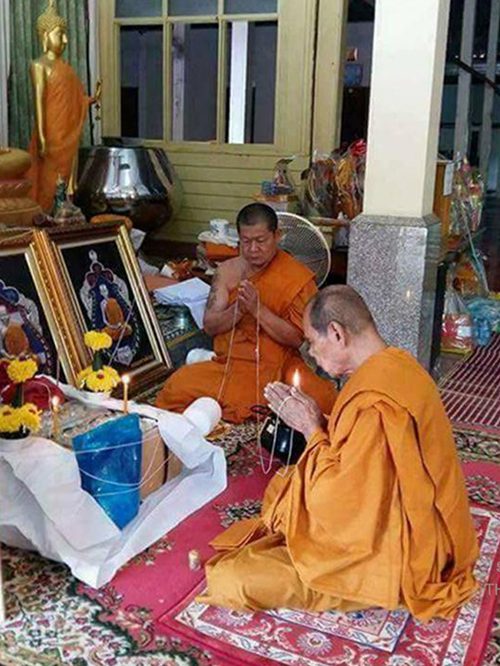 เหรียญเสมาหัวเสือ รวยมหาเศรษฐี หลวงพ่อสิน วัดระหารใหญ่ เนื้อทองแดงผิวไฟ หมายเลข ๑๓๕๑ พร้อมกล่อง