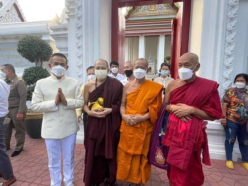 เหรียญขุมทรัพย์มหาเทพ ท้าวเวสสุวรรรณ วัดสุทัศน์ฯ ปี 2565 เนื้อทองทิพย์ซาตินลงยาจีวร เหรียญไม่ตัดปีก 