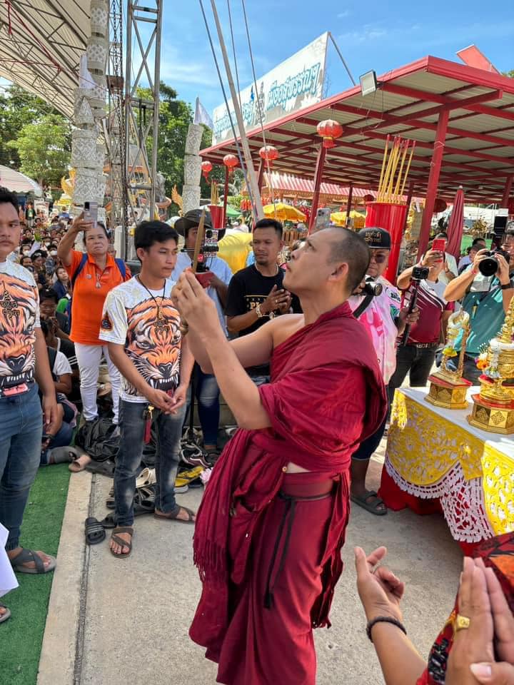 พระผงรุ่นเเรก หลวงปู่ดุสิต สุจิณโณ วัดอุทุมพราราม(ไผ่แขก)จ.สุพรรณบุรี