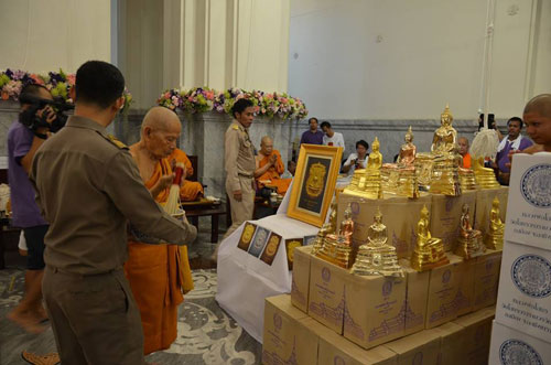 วัดใจต่ำกว่าทุน เหรียญหล่อ หลวงพ่อโสธรรุ่นปิติสุข เนื้อบรอนซ์ หมายเลข 300 พร้อมกล่องผ้าไหมและใบกำกับ