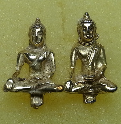 พระยอดธง องค์เล็กเล็ก(ประมาณ2.2cm.)  กะไหล่ทอง ทั้ง 2องค์