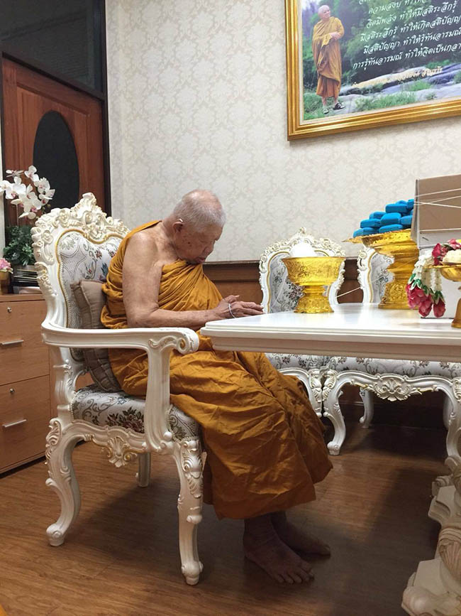 เข็มกลัดลงยา “สัคสาสมาธิ” พระธรรมมงคลญาณ วิ. (หลวงพ่อวิริยังค์ สิรินฺธโร) เมตตาอธิฐานจิต