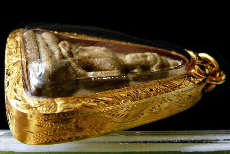 หลวงปู่โต๊ะ วัดประดู่ฉิมพลี ปี 21 เลี่ยมทอง หร้อมบัตรรับรอง พระของขวัญ เนื้อผงเกสร คมกริบ เชิญชมครับ - 3