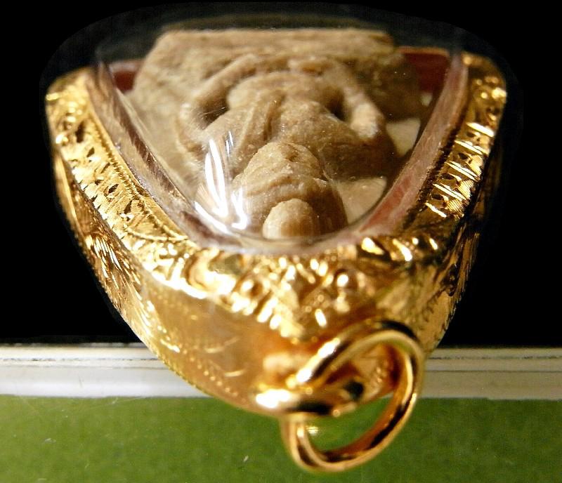 หลวงปู่โต๊ะ วัดประดู่ฉิมพลี ปี 21 เลี่ยมทอง หร้อมบัตรรับรอง พระของขวัญ เนื้อผงเกสร คมกริบ เชิญชมครับ - 4