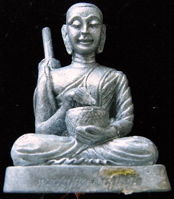 พระสีวลี หลวงปู่นอง วัดวังสีทอง เนื้อชินตะกั่ว ใต้ฐานฝังตะกรุดเงิน อุดผง + จีวรหลวงปู่ พร้อมซองเดิม - 1