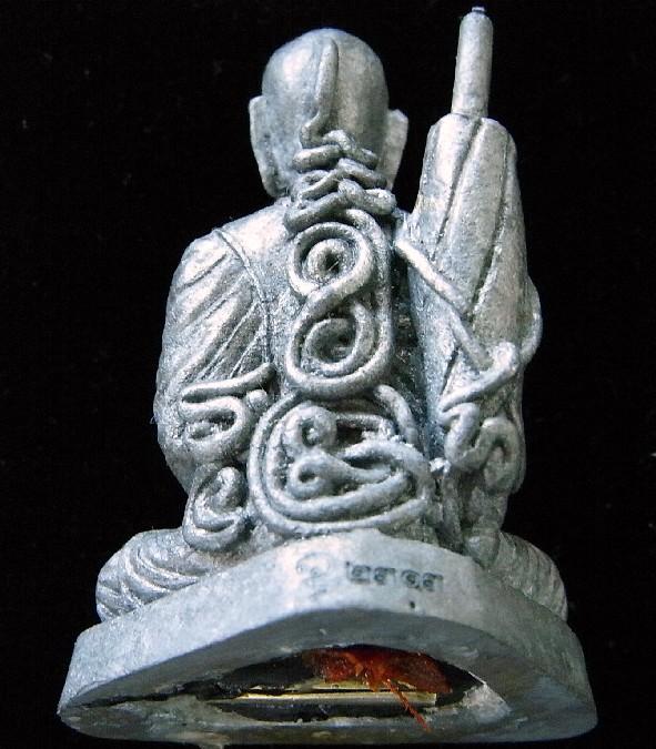 พระสีวลี หลวงปู่นอง วัดวังสีทอง เนื้อชินตะกั่ว ใต้ฐานฝังตะกรุดเงิน อุดผง + จีวรหลวงปู่ พร้อมซองเดิม - 2