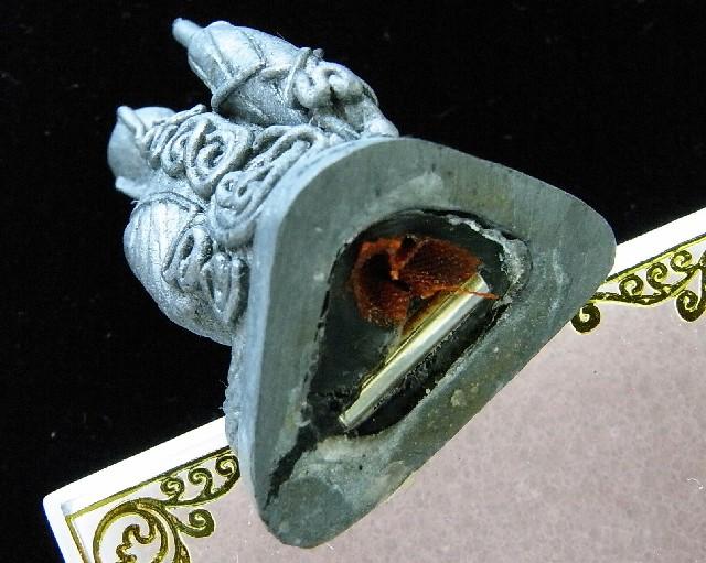 พระสีวลี หลวงปู่นอง วัดวังสีทอง เนื้อชินตะกั่ว ใต้ฐานฝังตะกรุดเงิน อุดผง + จีวรหลวงปู่ พร้อมซองเดิม - 3