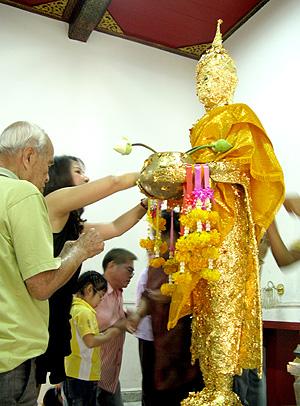 รูปหล่อ หลวงพ่อวัดบ้านแหลม วัดเพชรสมุทรวรวิหาร กะไหล่ทอง สูง 4 ซ.ม. พร้อมกล่องเดิมจากวัด - 5