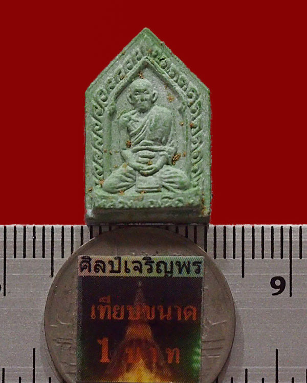 พระผงสรงน้ำ เนื้อผงห้าเหลี่ยม หลวงพ่อเนื่อง วัดจุฬามณี จ.สมุทรสงคราม ปี 2520 เนื้อสีเขียวผงมวลสาร - 3