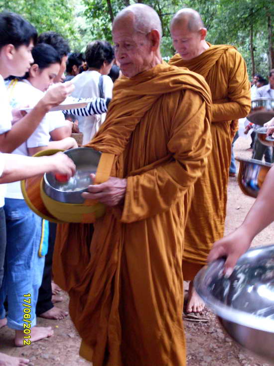 เหรียญรุ่นแรก หลวงปู่วิไลย์ เขมิโย วัดถ้ำพญาช้างเผือก อ.คอนสาร จ.ชัยภูมิ - 3