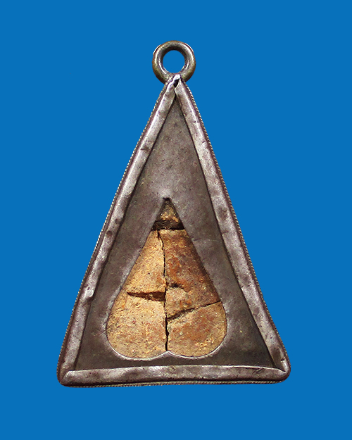 พระนางพญาเสน่ห์จันทน์ กรุวัดตาเถรขึงหนัง เนื้อดิน จังหวัดสุโขทัย - 2