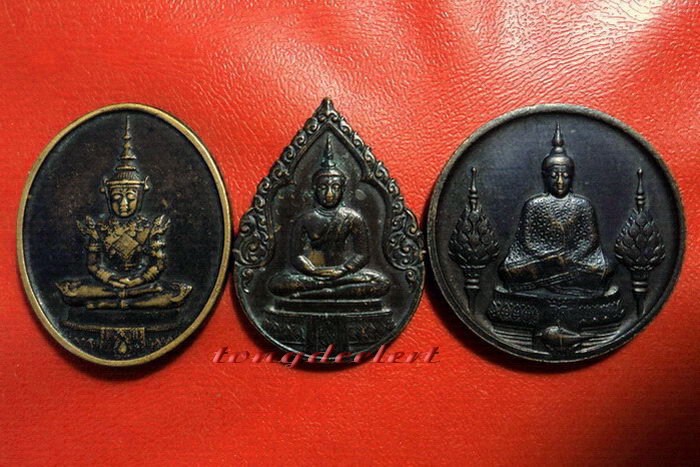 เหรียญพระแก้วมรกต ภปร.ฉลองกรุงรัตนโกสินทร์ 200 ปี พ.ศ. 2525 ครบชุด 3 ฤดูค่ะ - 1