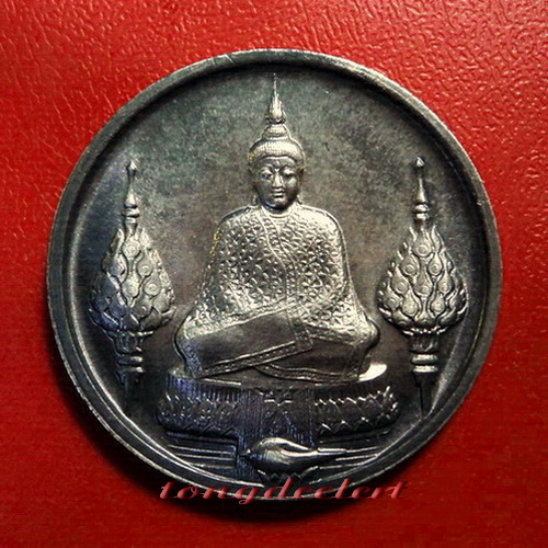 เหรียญพระแก้วมรกต ภปร.ฉลองกรุงรัตนโกสินทร์ 200 ปี พ.ศ. 2525 เนื้อเงิน สวยมากค่ะ - 1