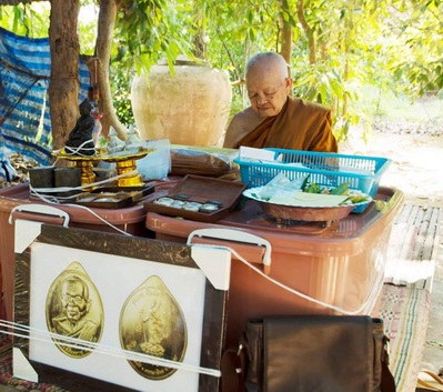 เหรียญ หลวงปู่วีระทาย วีระวังโส รุ่นแรก ปี 60 เนื้อทองเหลือง ติดเกศา ผ้ายันต์พระสีวลี หายาก สวยแชมป์ - 4