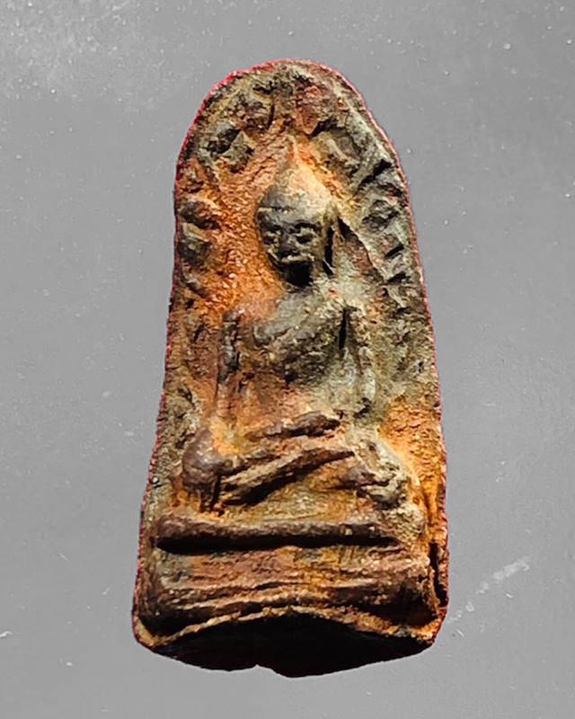 พระรอดพิมพ์ใหญ่ กรุเจดีย์ทอง วัดพระธาตุหริภุญไชย ลำพูน เนื้อดินภูเขาไฟ อายุ 1300 กว่าปี - 1