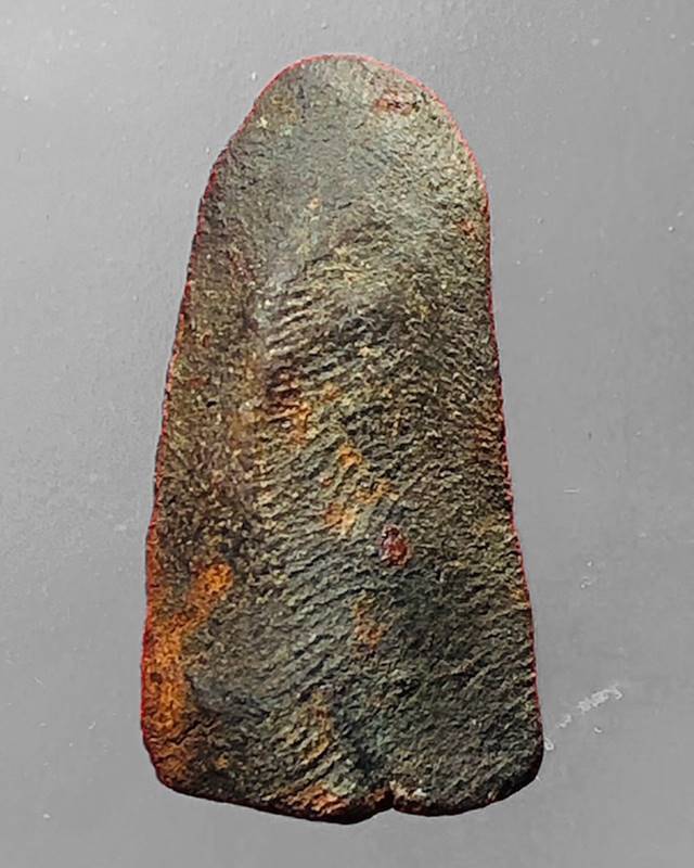 พระรอดพิมพ์ใหญ่ กรุเจดีย์ทอง วัดพระธาตุหริภุญไชย ลำพูน เนื้อดินภูเขาไฟ อายุ 1300 กว่าปี - 2