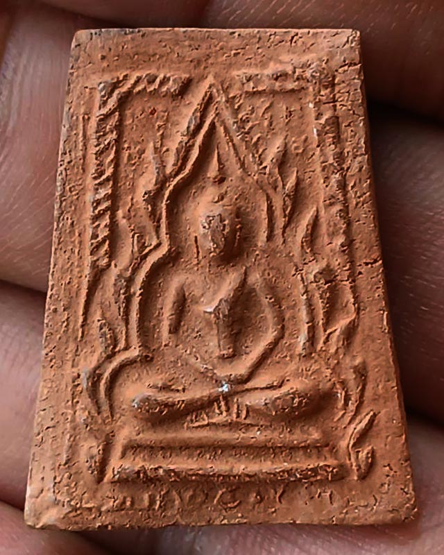 พระเนื้อดิน กรุทับผึ้ง จ.สุโขทัย พ.ศ. 2473 พิมพ์ชินราช หลังเรียบ สูง 3.3 ซ.ม. - 1