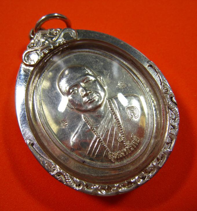 เหรียญรุ่นแรก อุดมทรัพย์( อ.จ่อย) ศิษย์เอกลป.หมุน เนื้ออัลปาก้า ไม่ตัดปีก หลังเรียบ มีจาร ปี 2556 - 3