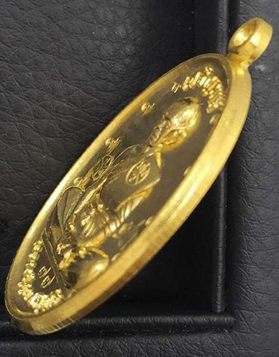 เหรียญหลวงพ่อคูณ เจริญพรบน เทพประทานพร รุ่นแรก เนื้อทองคำ ออกวัดบุไผ่ (วัดบ้านไร่2) ปี 2558 - 3