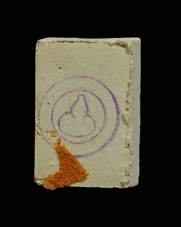 พระผงของขวัญหลังจีวร รุ่นแรก หลวงปู่ปันวัดแม่ยะ มวลสารหลักคือผงพรายกุมารหลวงปู่ทิม วัดระหารไร่ สร้า - 2