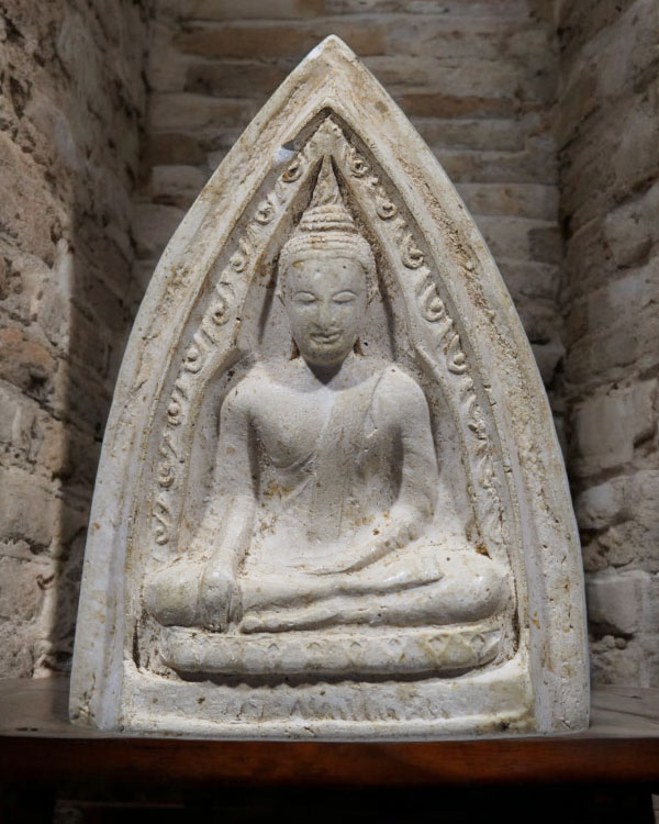 พระเนื้อผงพิมพ์พระพุทธโคดม พิมพ์ใหญ่ อาจารย์วัน วัดสามควายเผือก จ.นครปฐม สร้างยุค ปี ๒๕๐๐ ต้นๆ พระด - 4