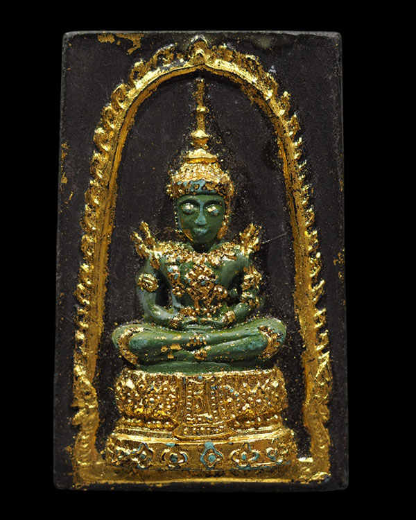 พระแก้วมรกตพิมพ์ใหญ่ ลงรักปิดทอง หลังยันต์ดวงประสูติพระพุทธเจ้า หลวงพ่อเริ่ม วัดบางพระ จ.ชลบุรี พิธี - 2